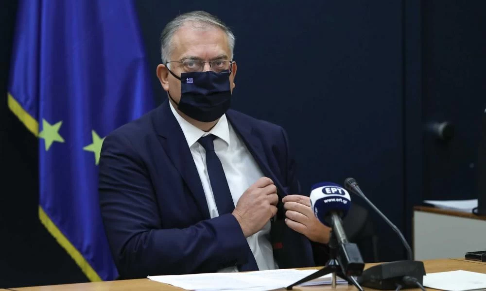 Τάκης Θεοδωρικάκος: "Ξαμολάει" 10.000 αστυνομικούς στους δρόμους την Πρωτοχρονιά για την τήρηση των μέτρων